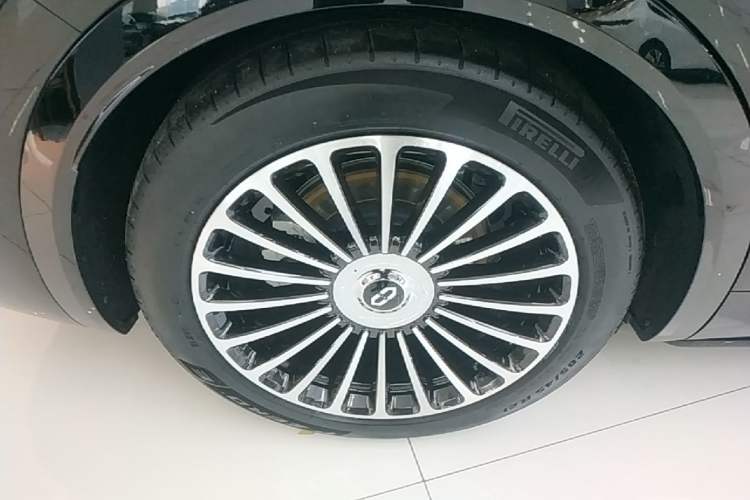 Used Hima AITO M8 2025 Extended-Range Ultra Version 53.4 kWh 6-Seater Edition Right Rear Wheel Hub