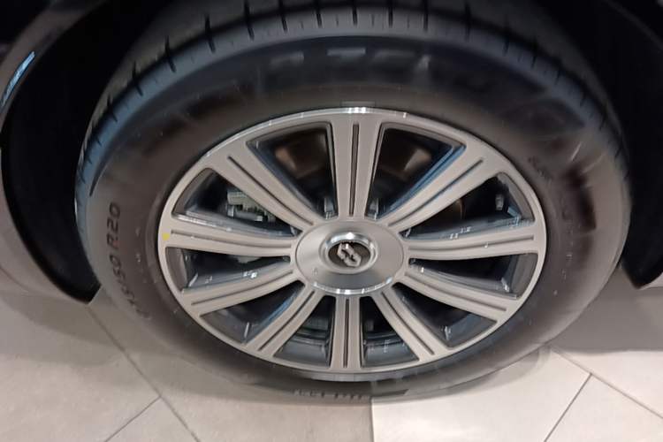 Used Hima AITO M8 2025 Extended-Range Max+ Version 53.4 kWh 5-Seater Edition Right Rear Wheel Hub