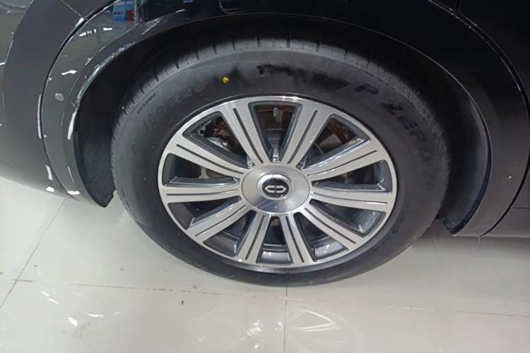 Used Hima AITO M8 2025 Extended-Range Max+ Version 53.4 kWh 6-Seater Edition Right Rear Wheel Hub