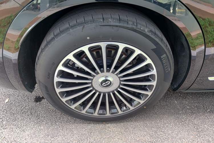 Used Hima AITO M8 2025 Extended-Range Ultra Version 53.4 kWh 6-Seater Edition Right Rear Wheel Hub