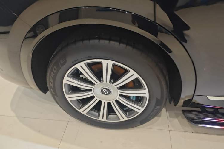 Used Hima AITO M8 2025 Extended-Range Max+ Version 53.4 kWh 6-Seater Edition Right Rear Wheel Hub