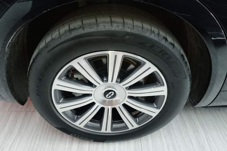 Used Hima AITO M8 2025 Extended-Range Max Version 37 kWh 6-Seater Right Rear Wheel Hub