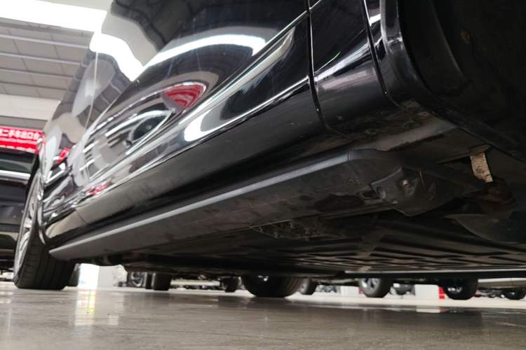 Used Hima AITO M8 2025 Extended-Range Max+ Version 53.4 kWh 6-Seater Edition Right Side Sill