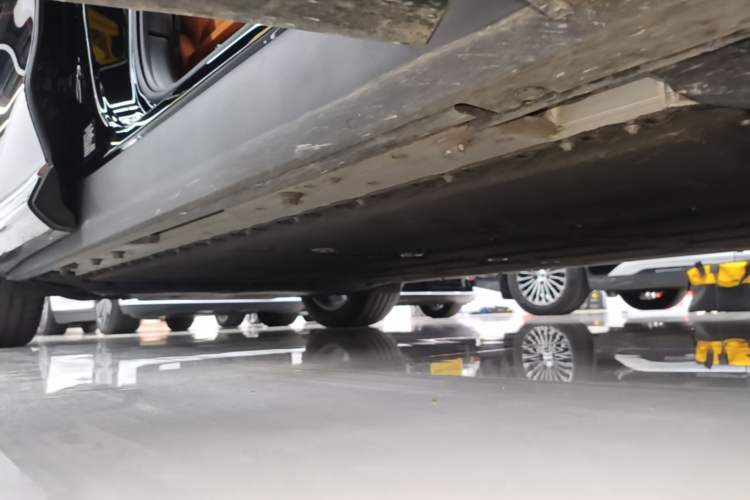 Used Hima AITO M8 2025 Model Pure Electric Ultra Six-Seat Four-Wheel-Drive Version Right Side Sill