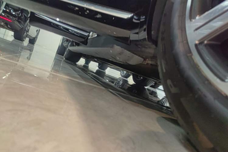 Used Hima AITO M8 2025 Extended-Range Max Version 37 kWh 5-Seater Right Side Sill