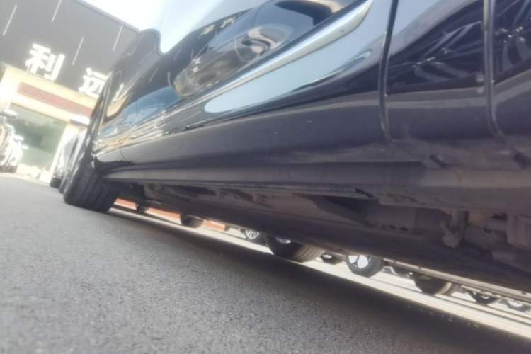 Used Hima AITO M8 2025 Extended-Range Max+ Version 53.4 kWh 5-Seater Edition Right Side Sill