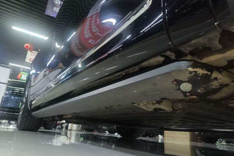 Used Hima AITO M8 2025 Extended-Range Max+ Version 53.4 kWh 6-Seater Edition Right Side Sill