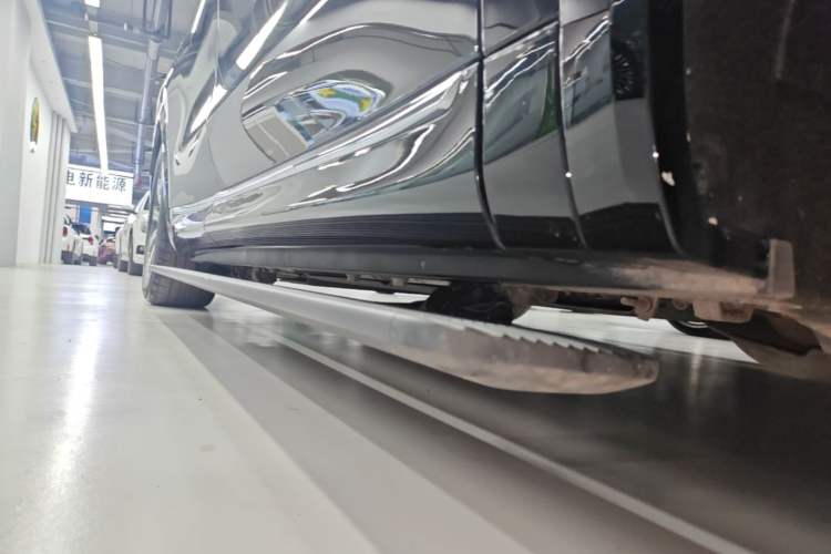 Used Hima AITO M8 2025 Extended-Range Max+ Version 53.4 kWh 6-Seater Edition Right Side Sill