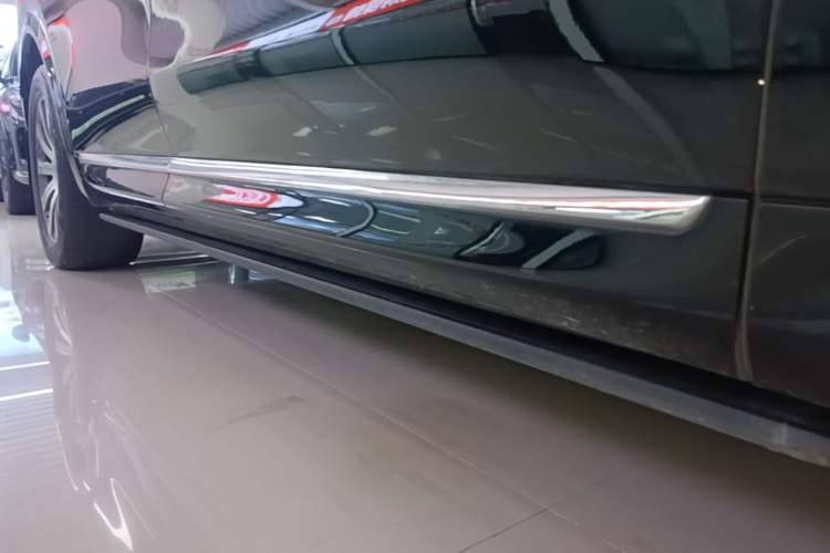 Used Hima AITO M8 2025 Extended-Range Max+ Version 53.4 kWh 6-Seater Edition Right Side Sill