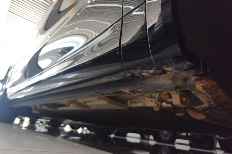 Used Hima AITO M8 2025 Extended-Range Max+ Version 53.4 kWh 6-Seater Edition Right Side Sill