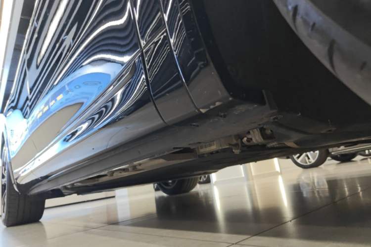 Used Hima AITO M8 2025 Extended-Range Max+ Version 53.4 kWh 6-Seater Edition Right Side Sill