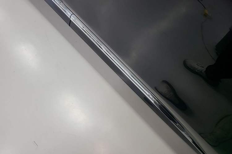 Used Hima AITO M8 2025 Extended-Range Max+ Version 53.4 kWh 5-Seater Edition Right Side Sill
