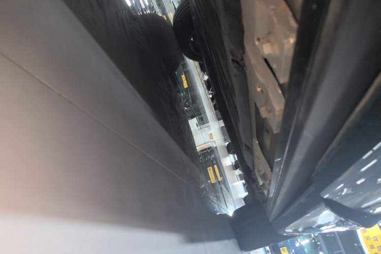 Used Hima AITO M8 2025 Extended-Range Max+ Version 53.4 kWh 5-Seater Edition Right Side Sill