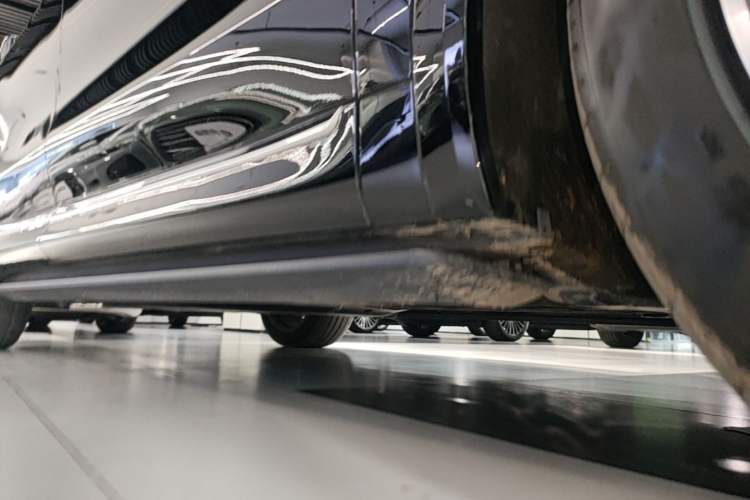 Used Hima AITO M8 2025 Extended-Range Max+ Version 53.4 kWh 5-Seater Edition Right Side Sill