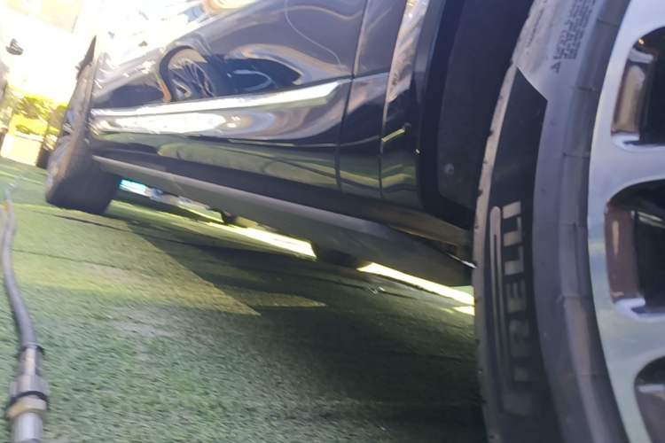 Used Hima AITO M8 2025 Extended-Range Ultra Version 53.4 kWh 5-Seater Edition Right Side Sill