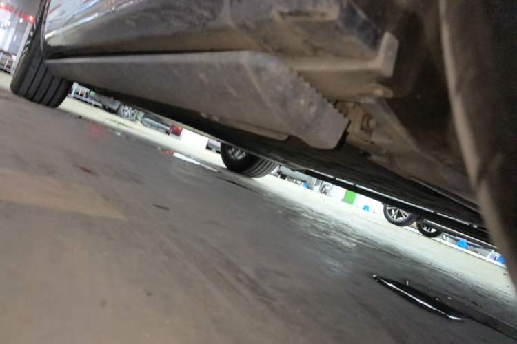 Used Hima AITO M8 2025 Extended-Range Max+ Version 53.4 kWh 5-Seater Edition Right Side Sill