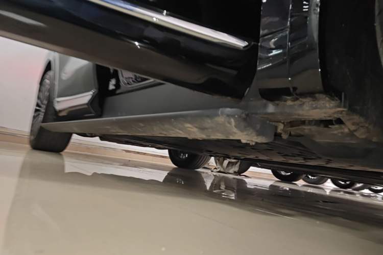 Used Hima AITO M8 2025 Extended-Range Max+ Version 53.4 kWh 6-Seater Edition Right Side Sill