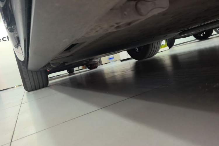 Used Hima AITO M8 2025 Extended-Range Ultra Version 53.4 kWh 5-Seater Edition Right Side Sill