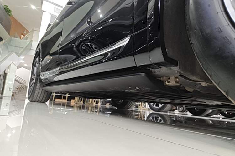 Used Hima AITO M8 2025 Extended-Range Max+ Version 53.4 kWh 5-Seater Edition Right Side Sill