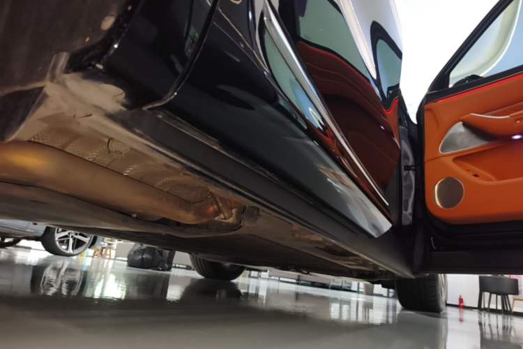 Used Hima AITO M8 2025 Extended-Range Max+ Version 53.4 kWh 5-Seater Edition Right Side Sill
