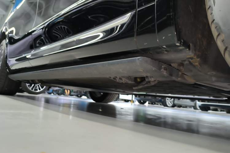 Used Hima AITO M8 2025 Extended-Range Max+ Version 53.4 kWh 5-Seater Edition Right Side Sill