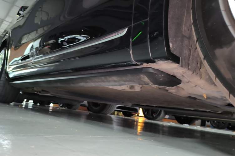 Used Hima AITO M8 2025 Extended-Range Ultra Version 53.4 kWh 6-Seater Edition Right Side Sill