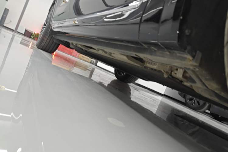 Used Hima AITO M8 2025 Extended-Range Max+ Version 53.4 kWh 5-Seater Edition Right Side Sill