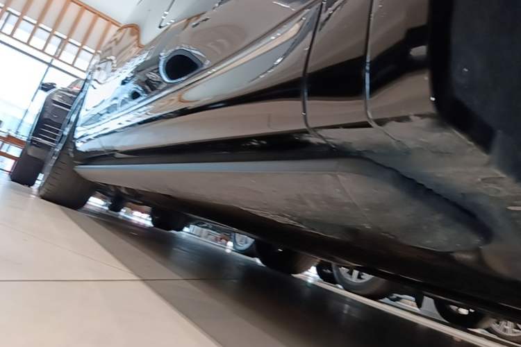 Used Hima AITO M8 2025 Extended-Range Max+ Version 53.4 kWh 5-Seater Edition Right Side Sill