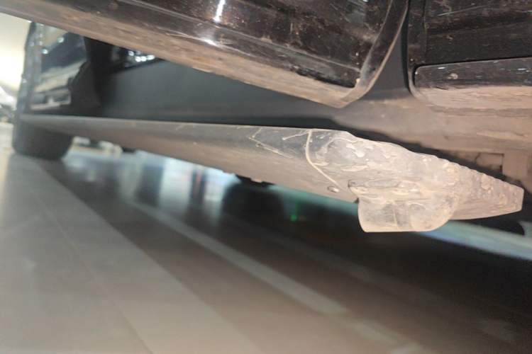 Used Hima AITO M8 2025 Extended-Range Max+ Version 53.4 kWh 6-Seater Edition Right Side Sill