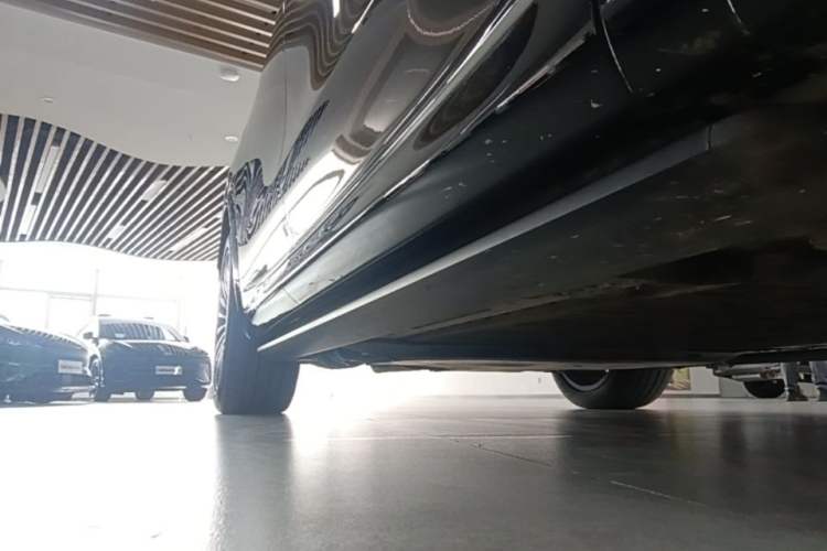 Used Hima AITO M8 2025 Extended-Range Ultra Version 53.4 kWh 6-Seater Edition Right Side Sill