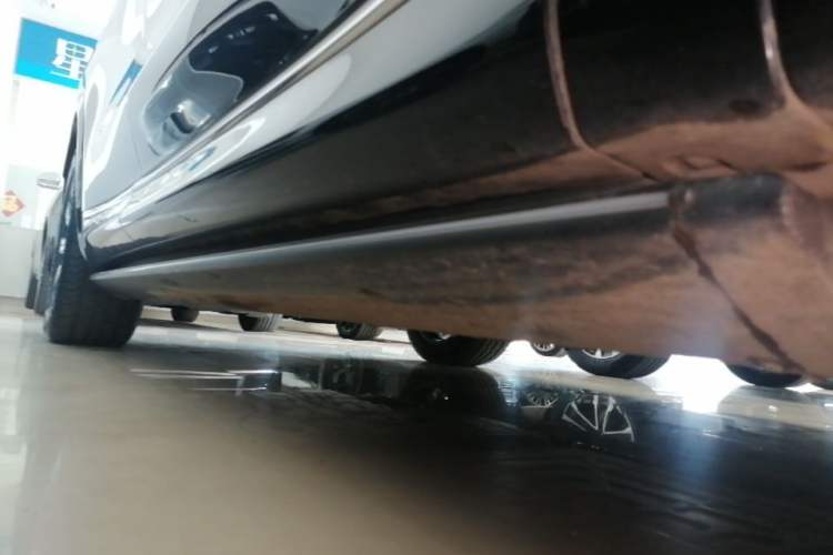 Used Hima AITO M8 2025 Extended-Range Max+ Version 53.4 kWh 5-Seater Edition Right Side Sill