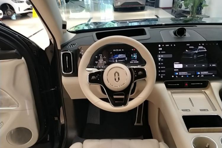Used Hima AITO M8 2025 Model Pure Electric Max+ Six-Seat Four-Wheel-Drive Version Steering Wheel