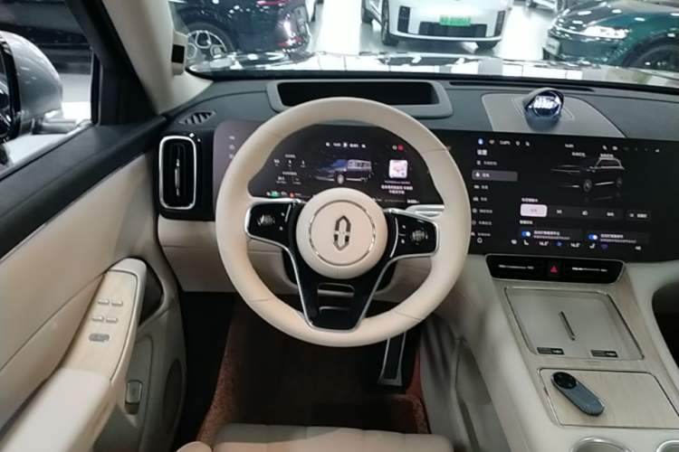 Used Hima AITO M8 2025 Extended-Range Max+ Version 53.4 kWh 5-Seater Edition Steering Wheel
