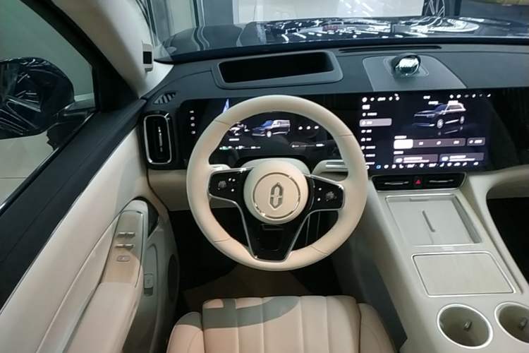 Used Hima AITO M8 2025 Extended-Range Max Version 37 kWh 5-Seater Steering Wheel
