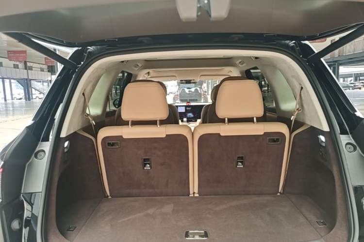 Used Hima AITO M8 2025 Extended-Range Ultra Version 53.4 kWh 6-Seater Edition Trunk