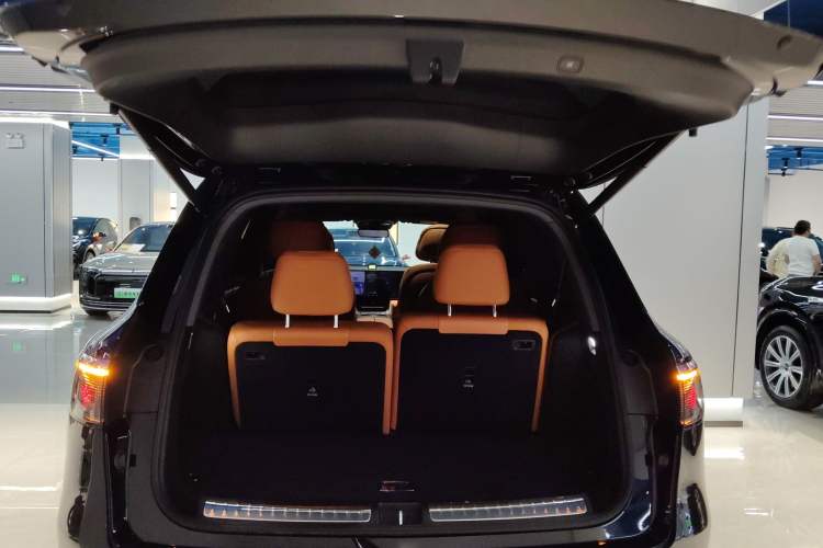 Used Hima AITO M8 2025 Extended-Range Max+ Version 53.4 kWh 6-Seater Edition Trunk