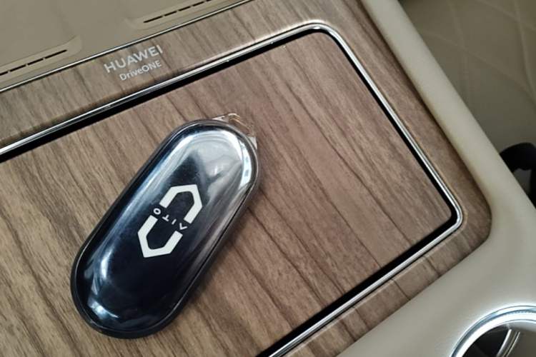 Used Hima AITO M8 2025 Extended-Range Ultra Version 53.4 kWh 6-Seater Edition Vehicle Key