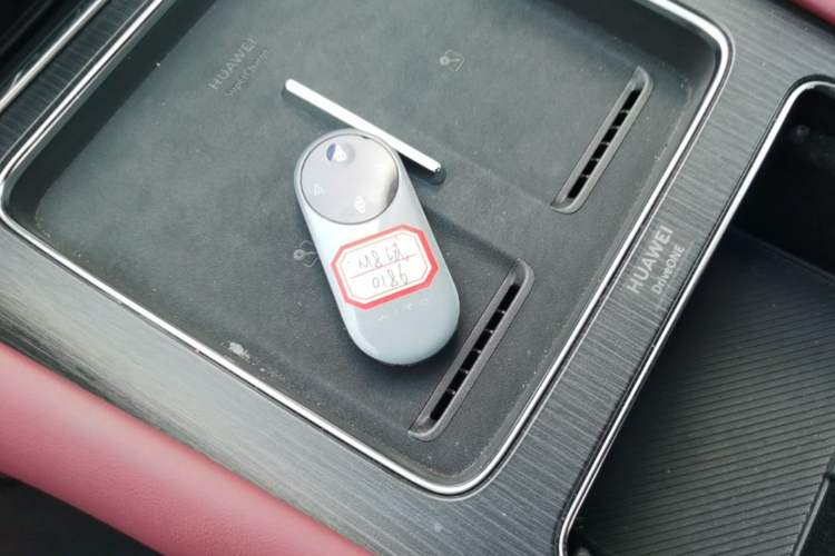 Used Hima AITO M8 2025 Extended-Range Ultra Version 53.4 kWh 5-Seater Edition Vehicle Key