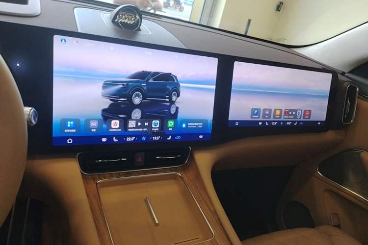 Used Hima AITO M8 2025 Extended-Range Max+ Version 53.4 kWh 6-Seater Edition Audio And AC Panel