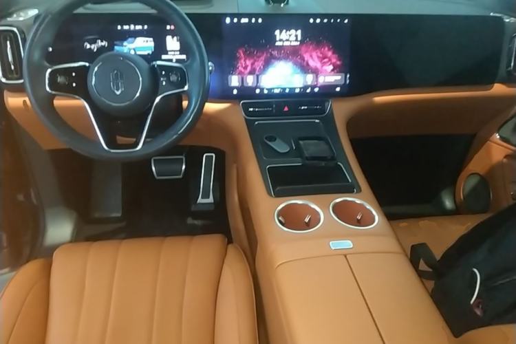 Used Hima AITO M8 2025 Extended-Range Max+ Version 53.4 kWh 5-Seater Edition Center Console