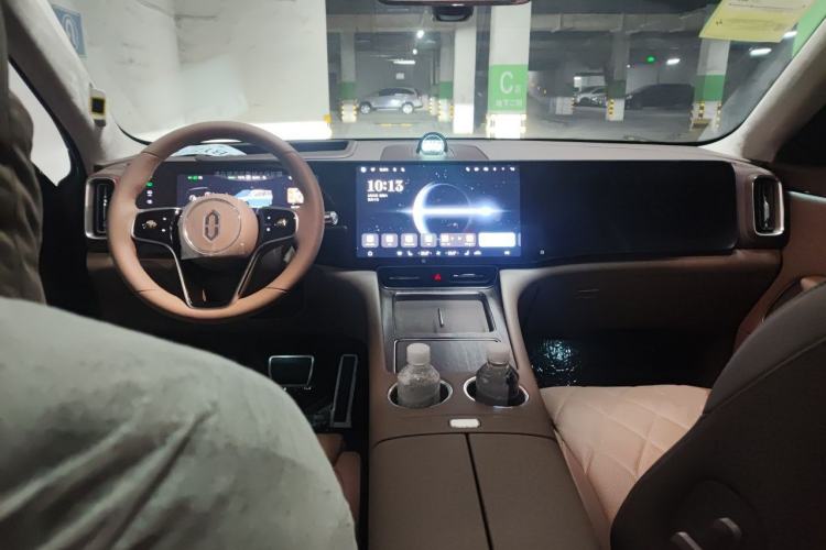 Used Hima AITO M8 2025 Model Pure Electric Max+ Six-Seat Four-Wheel-Drive Version Center Console