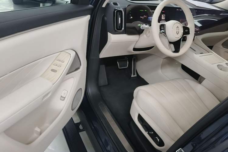 Used Hima AITO M8 2025 Extended-Range Max+ Version 53.4 kWh 6-Seater Edition Driver Seat