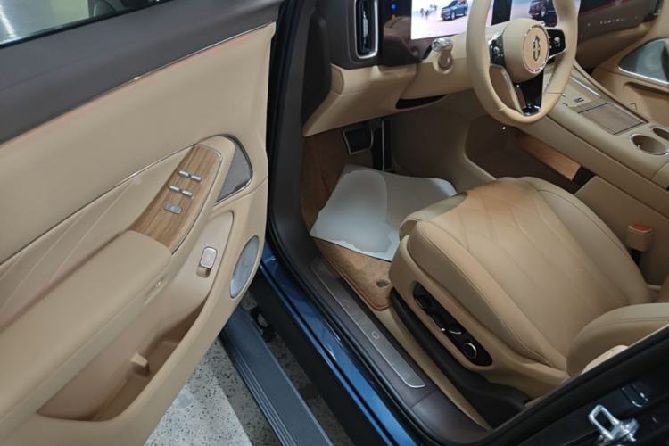 Used Hima AITO M8 2025 Extended-Range Ultra Version 53.4 kWh 6-Seater Edition Driver Seat
