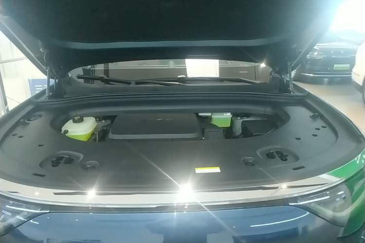 Used Hima AITO M8 2025 Extended-Range Max+ Version 53.4 kWh 5-Seater Edition Engine Bay