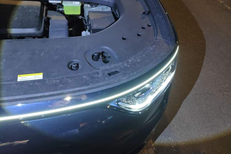 Used Hima AITO M8 2025 Extended-Range Max+ Version 53.4 kWh 5-Seater Edition Engine Bay Left