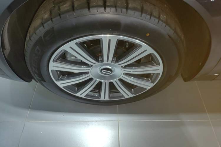 Used Hima AITO M8 2025 Extended-Range Max+ Version 53.4 kWh 6-Seater Edition Exterior 4