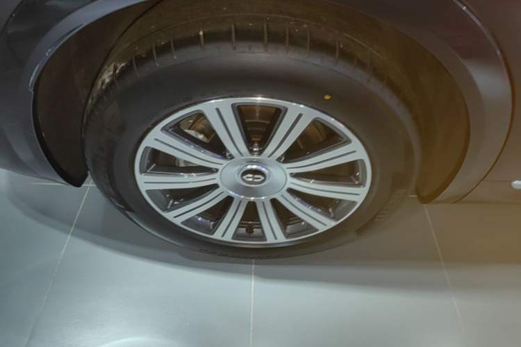 Used Hima AITO M8 2025 Extended-Range Max+ Version 53.4 kWh 6-Seater Edition Exterior 5