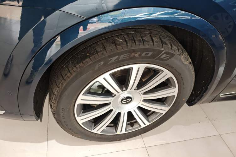Used Hima AITO M8 2025 Extended-Range Max+ Version 53.4 kWh 5-Seater Edition Exterior 7