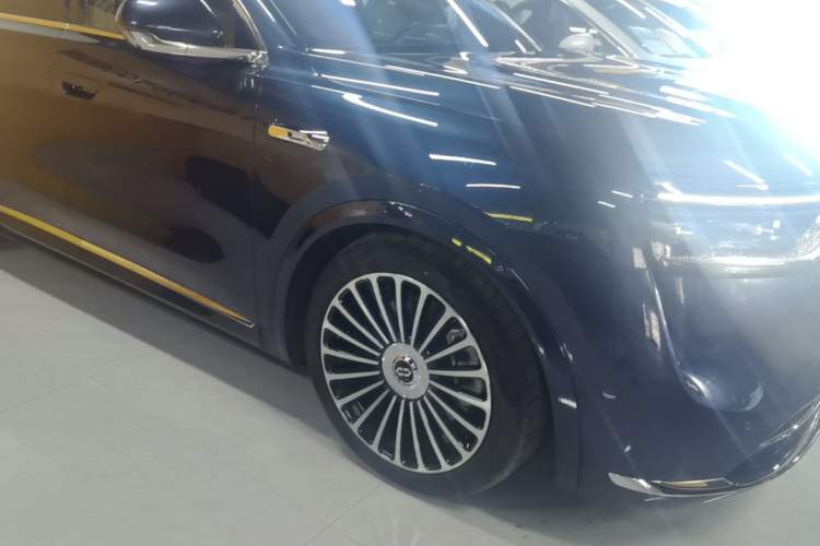 Used Hima AITO M8 2025 Extended-Range Ultra Version 53.4 kWh 5-Seater Edition Front Right 45 Deg
