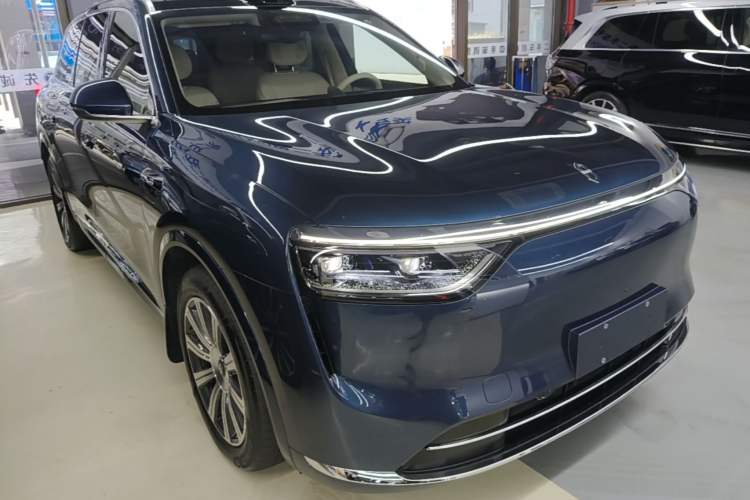 Used Hima AITO M8 2025 Extended-Range Max+ Version 53.4 kWh 6-Seater Edition Front Right 45 Deg
